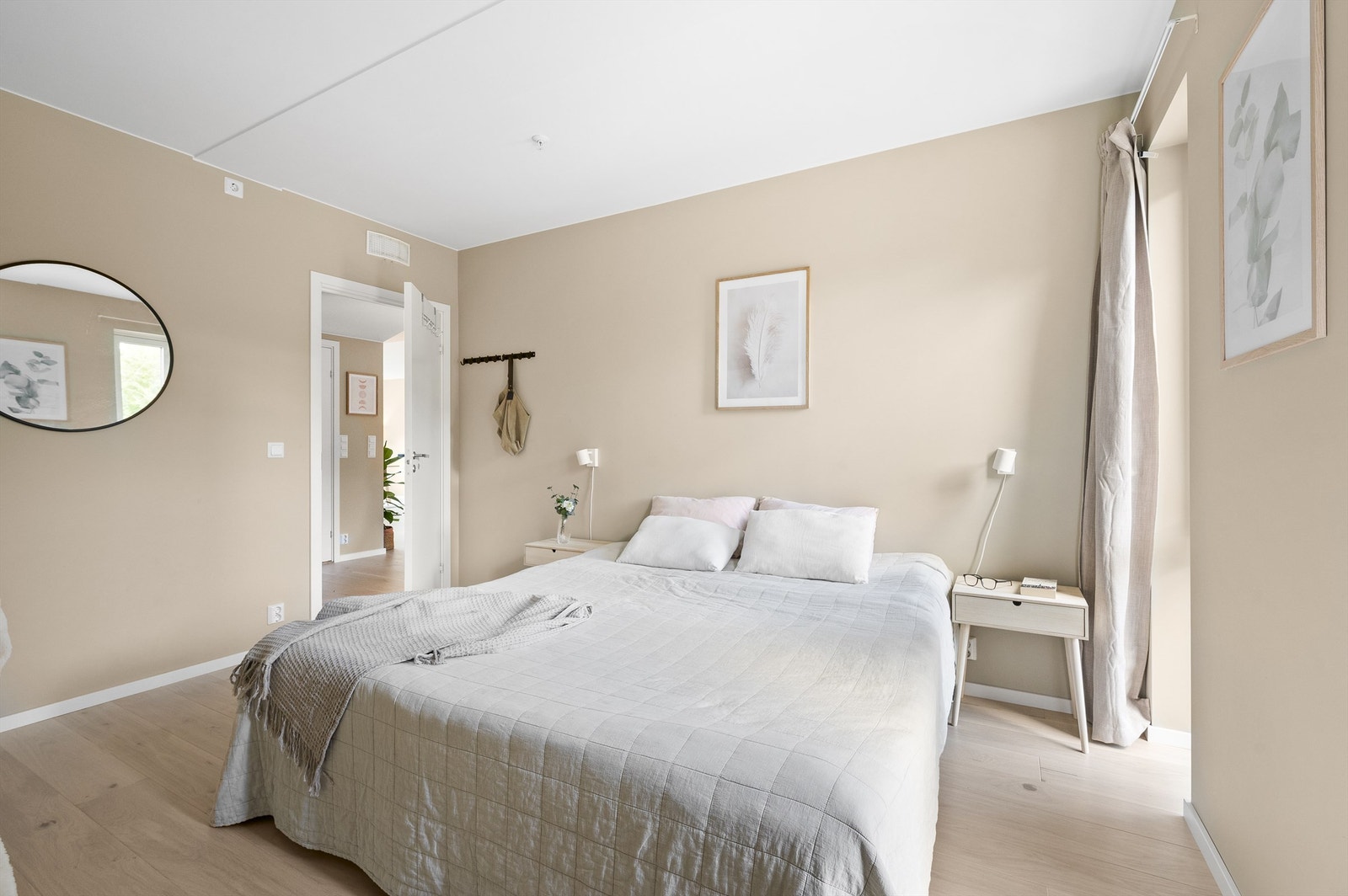 Soverommet er av god størrelse og byr på plass til stor dobbeltseng med tilhørende nattbord Galleribilde