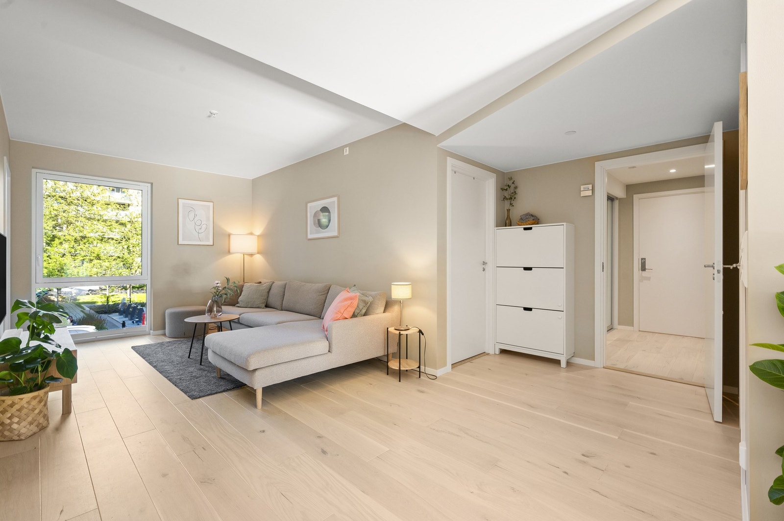 På gulvet er det lekker, enstavs eikeparkett og veggflatene er malt i en lun og harmonerende farge Galleribilde