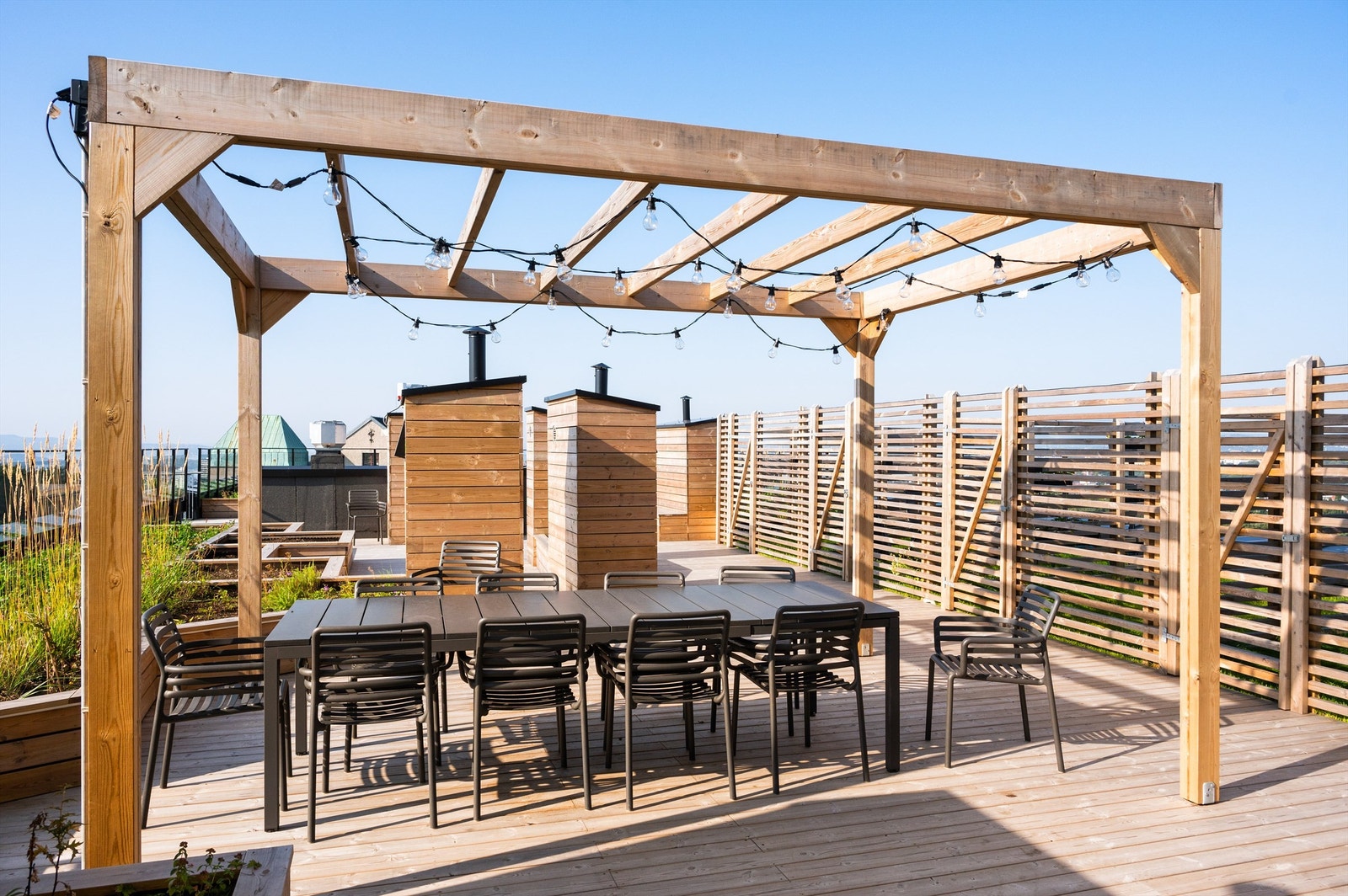 En av de hyggelige sittegruppene under pergola Galleribilde