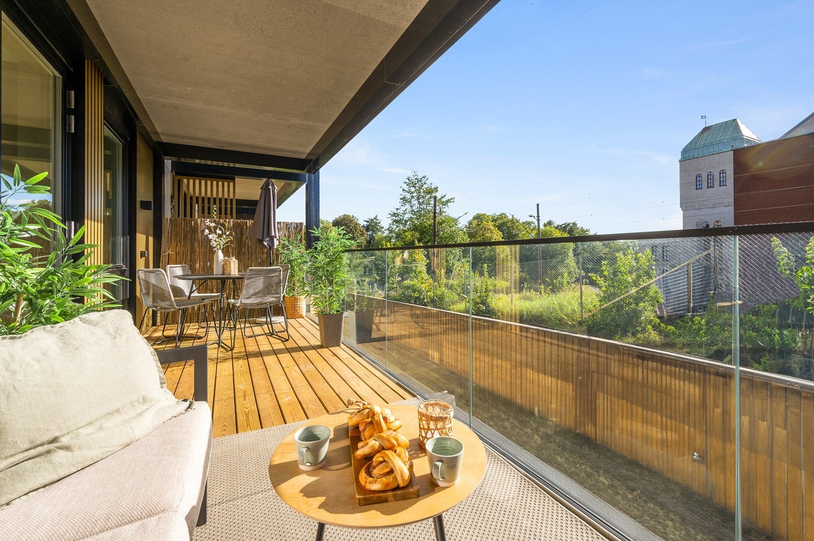 Balkongen er overbygget av balkongen over, som gjør uterommet brukbart i nesten all slags vær Galleribilde