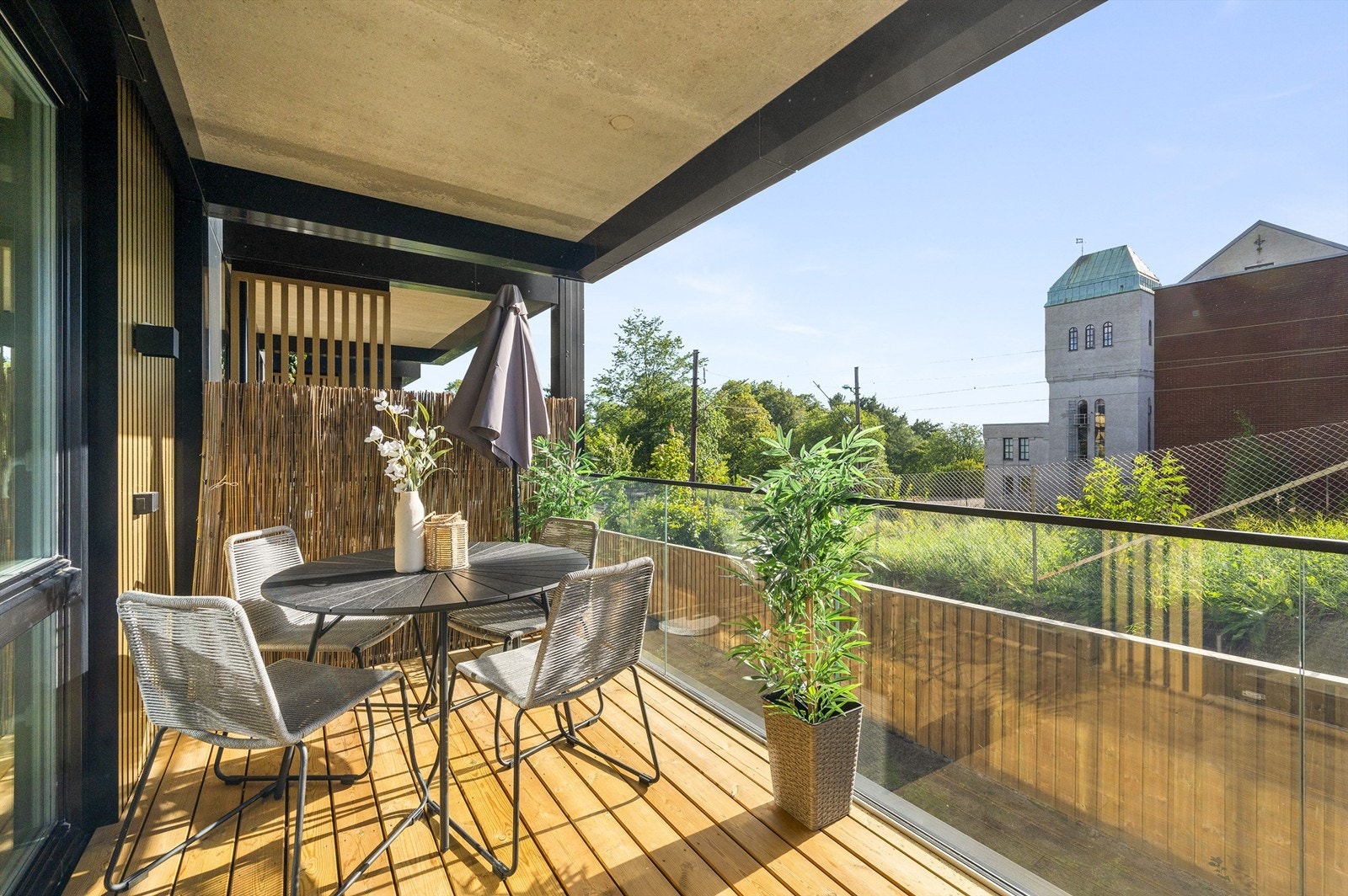 Romslig, vestvendt balkong på hele 13 kvm Galleribilde