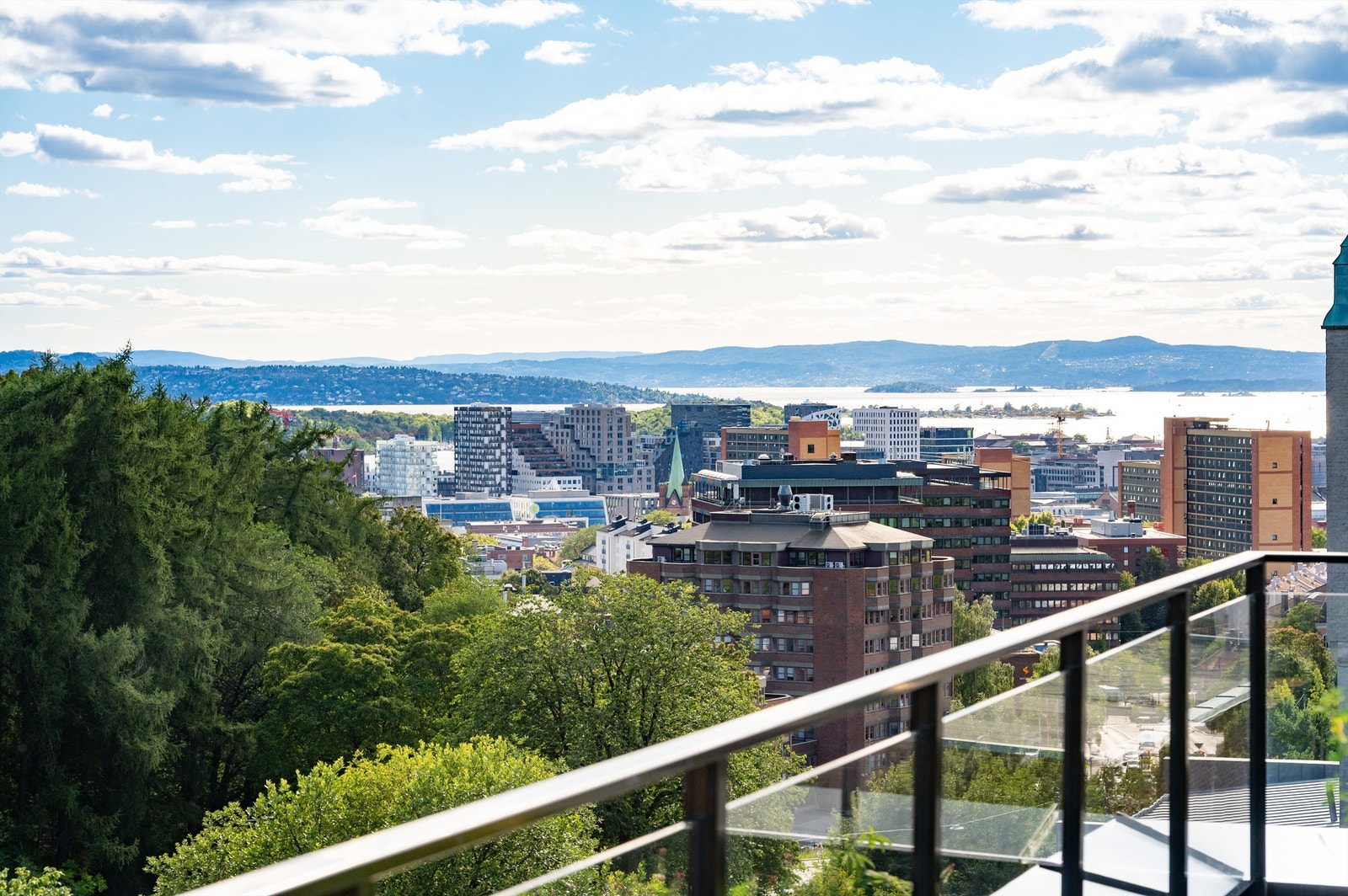 Nydelig utsikt over byen og ned mot fjorden Galleribilde