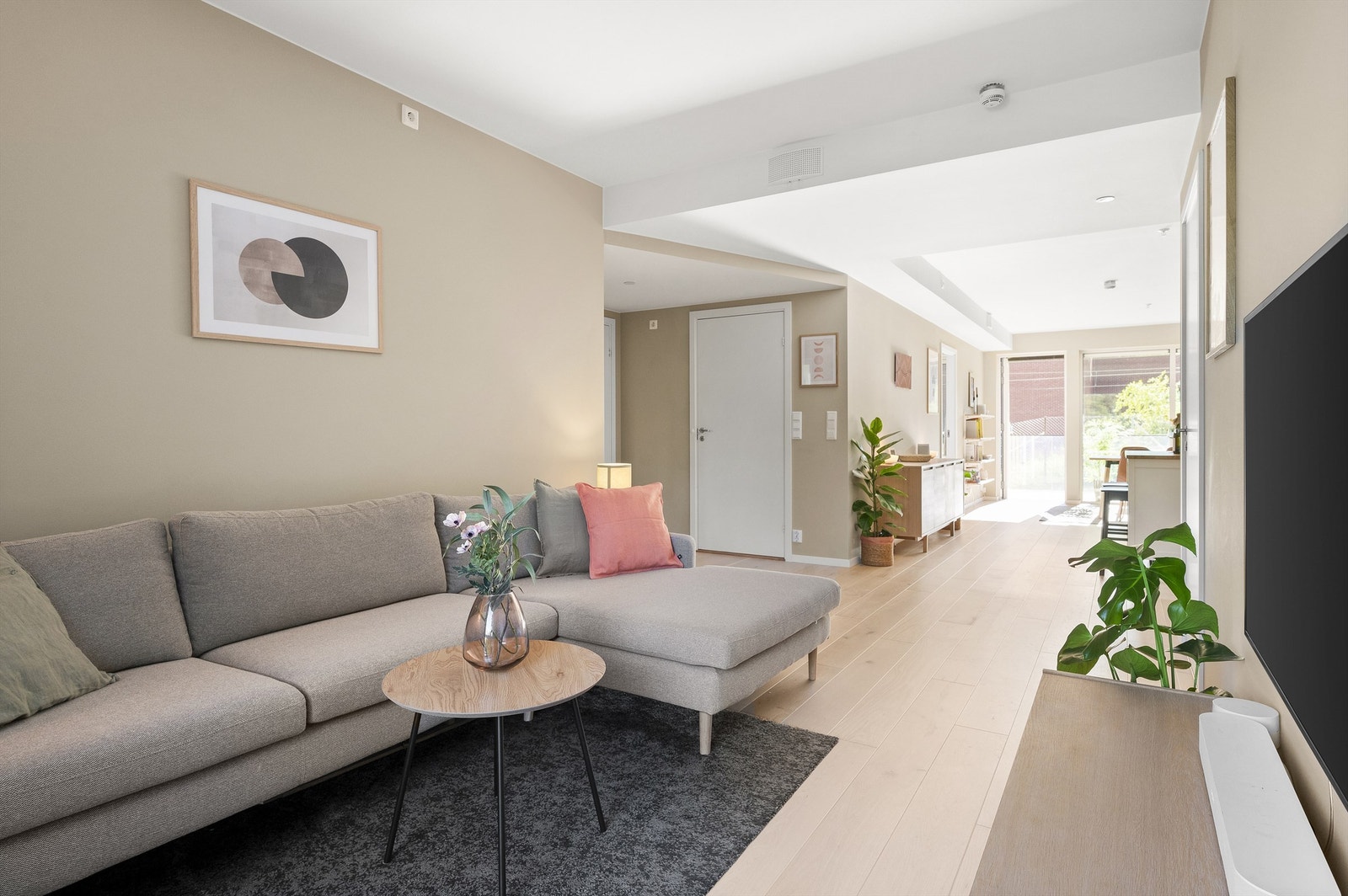 "Stuekroken" kan gjøres om til et ekstra soverom, men er i dag innredet som tv-stue Galleribilde