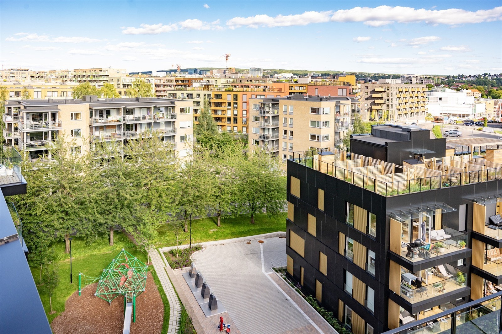 Utsikt ned mot fellesarealene fra en av takterrassene Galleribilde