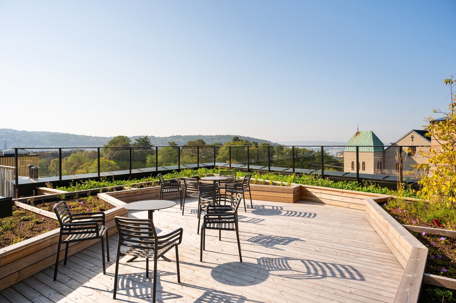 Flere takterrasser, byr på flere sittegrupper Galleribilde