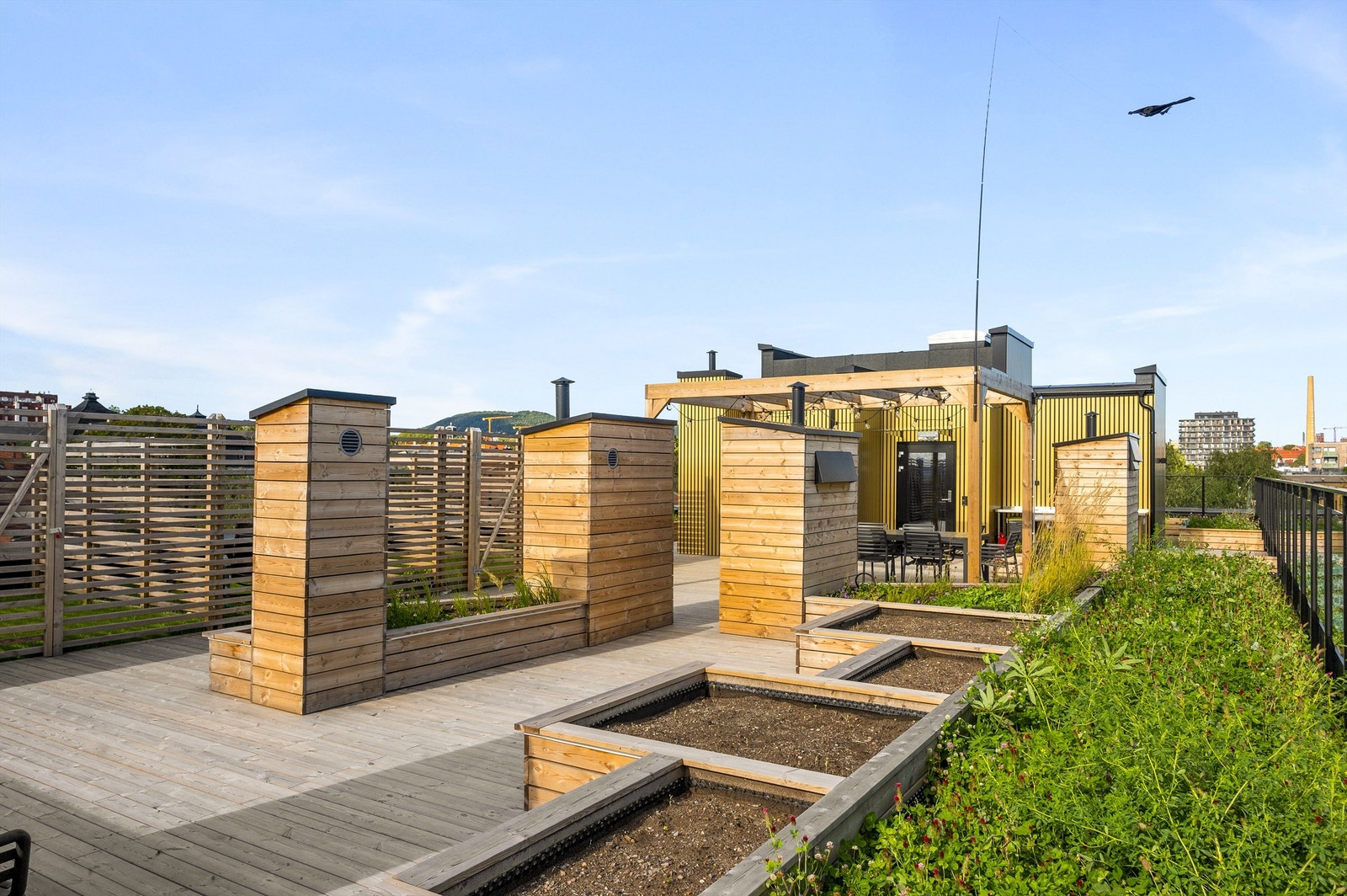 Takterrassen er romslig og har flere hyggelige sittegrupper Galleribilde