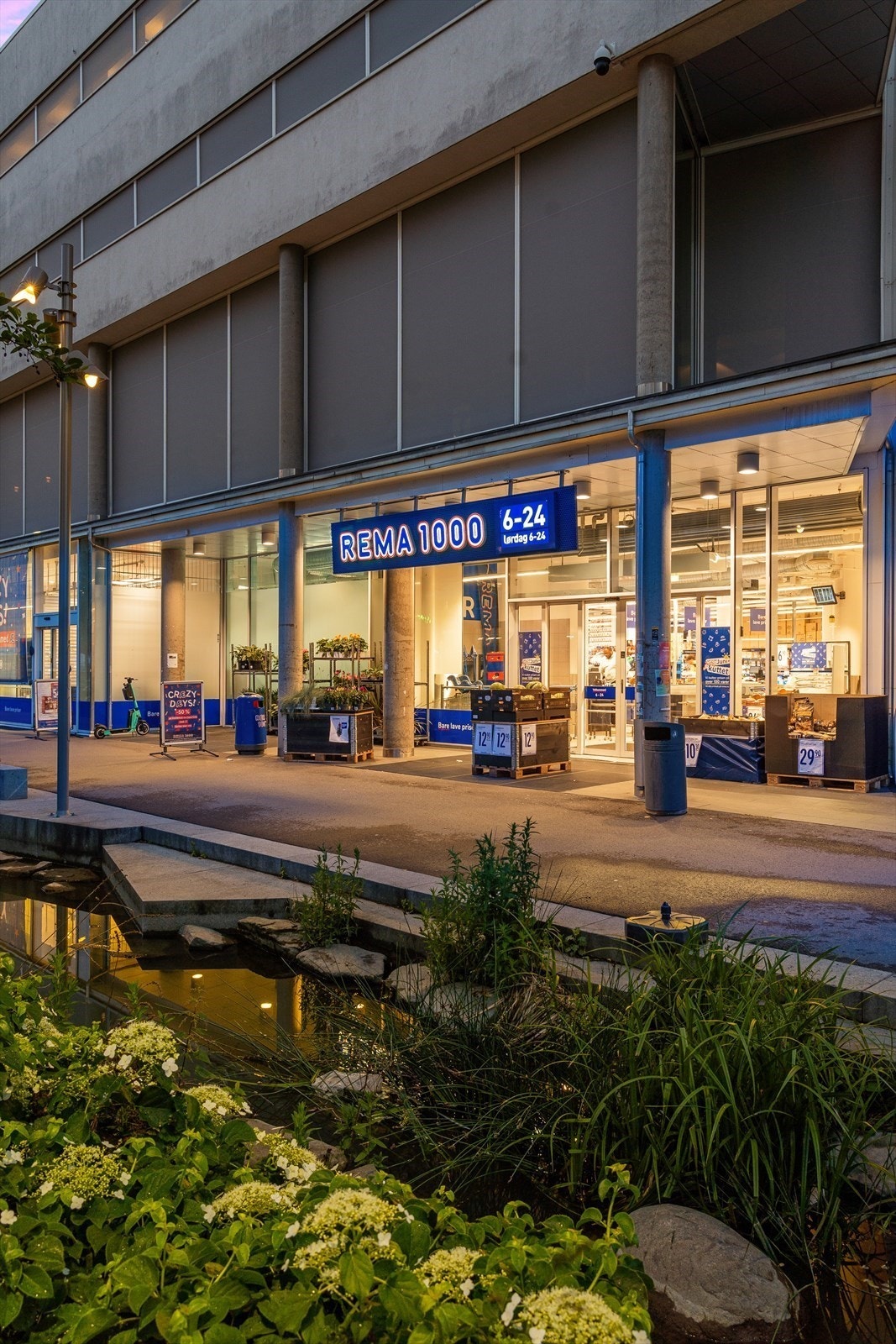 Rema 1000 i Gladengveien har gjesteparkering og er søndagsåpen Galleribilde
