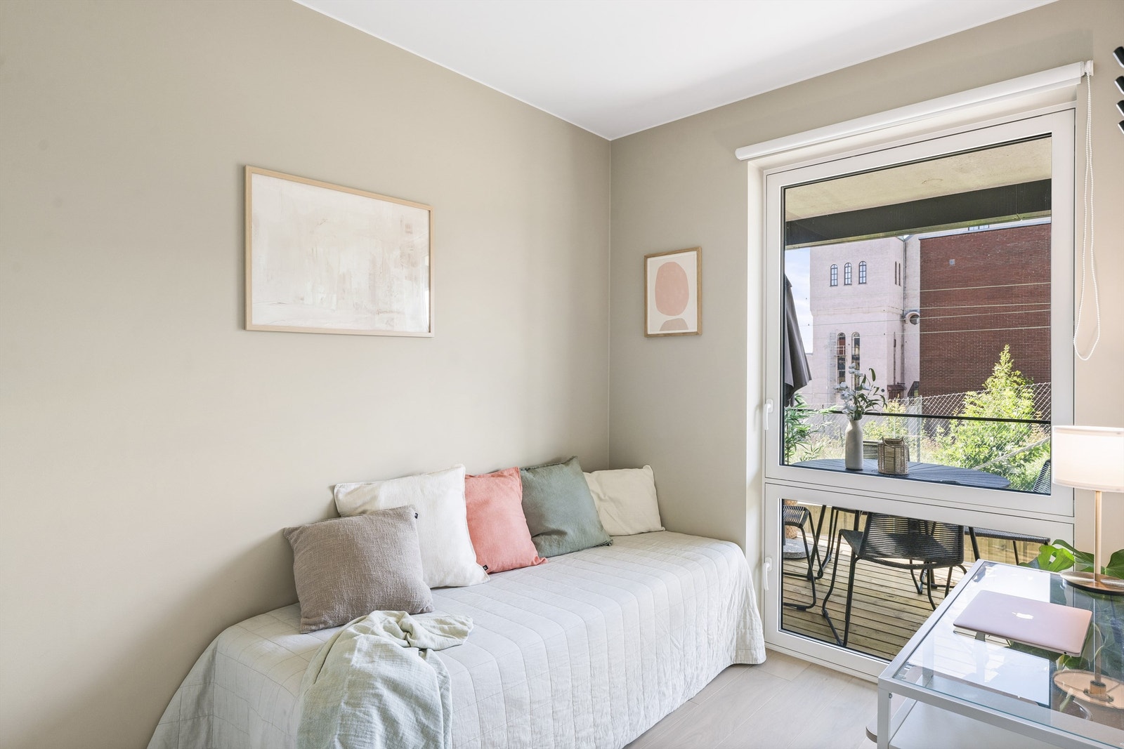 Boligens andre soverom er også av god størrelse og således fleksibelt i bruk Galleribilde