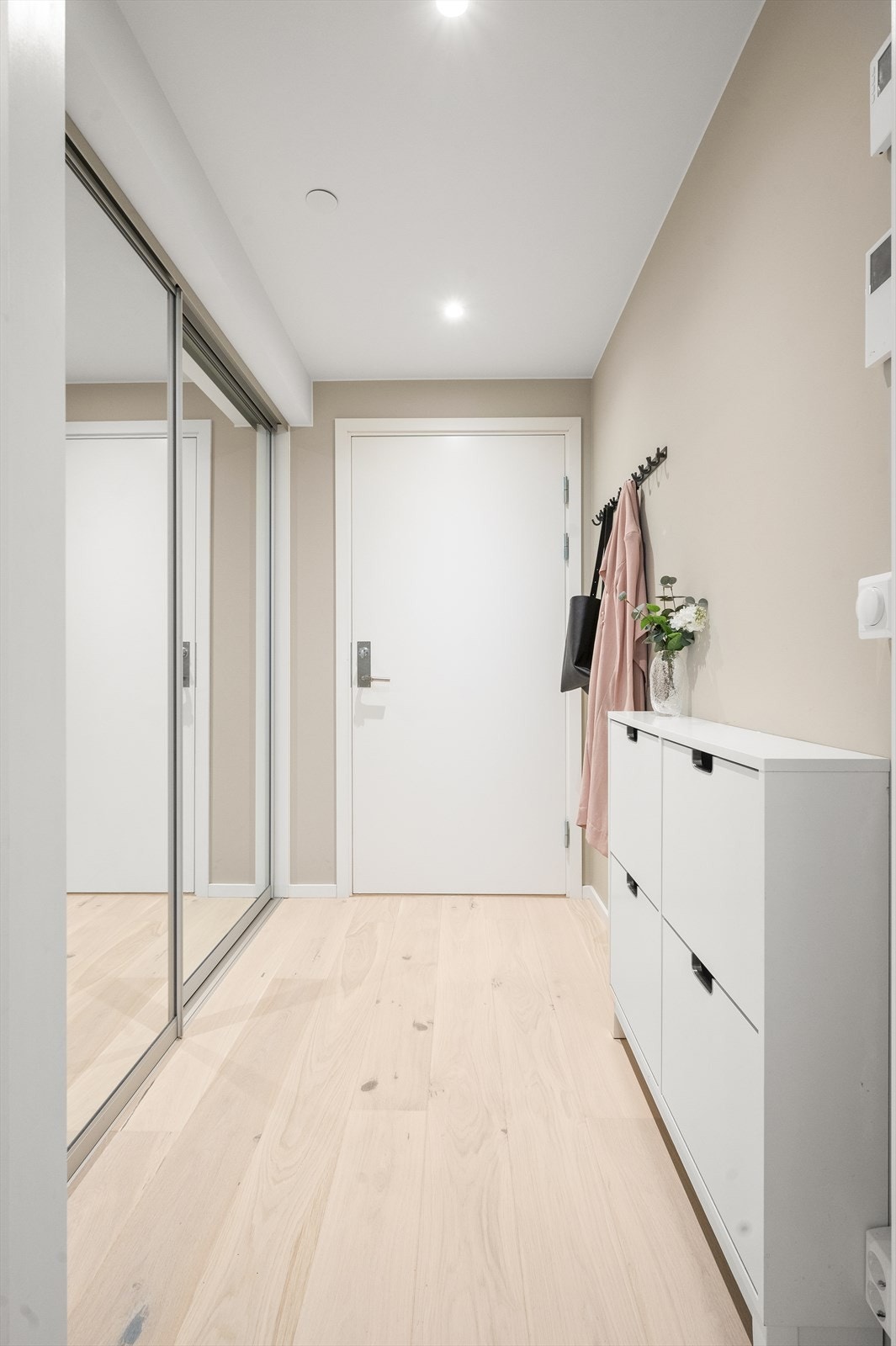 Den lekre eikeparketten en gjennomgående i boligen Galleribilde