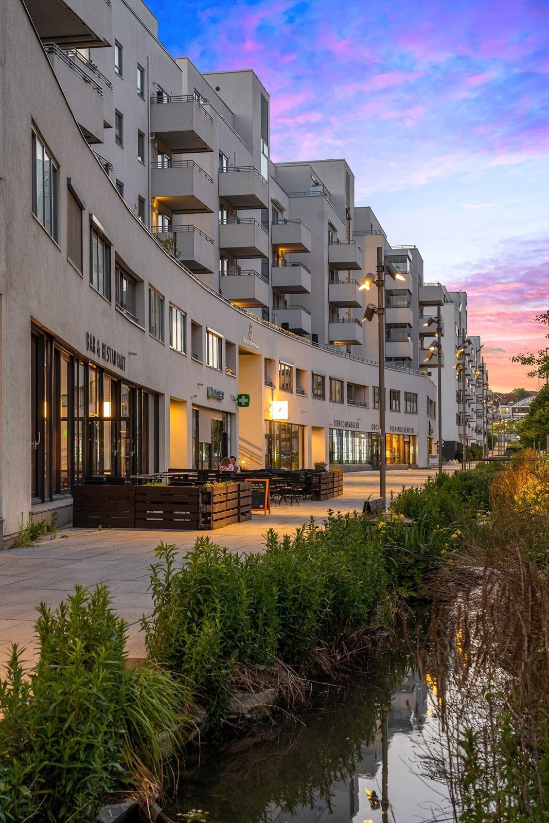 Hovinbekken renner nedover mot Ensjø fra Teglverksdammen, gjennom Gladengveien og ned i et flott vannspeil med nye Ensjø Torg Galleribilde