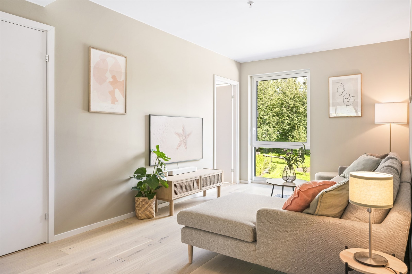 God plass til stuemøblement og tv-seksjon i boligens "stuekrok" Galleribilde