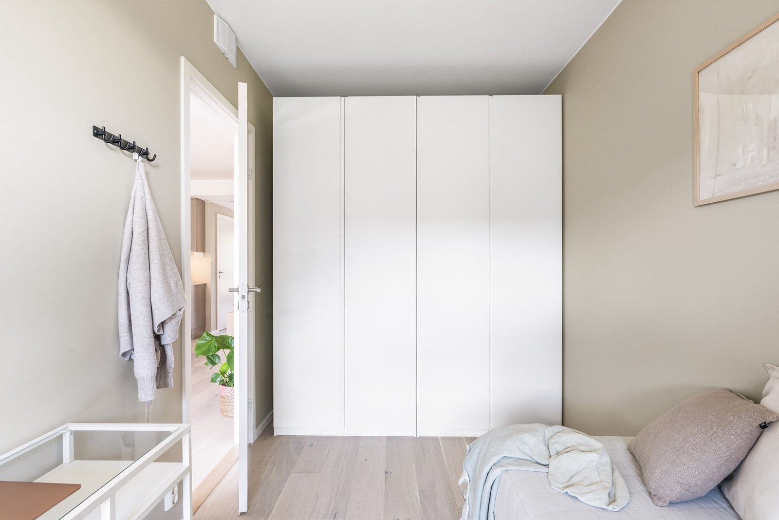 Lysmalte veggflater og lekker parkett på gulv Galleribilde