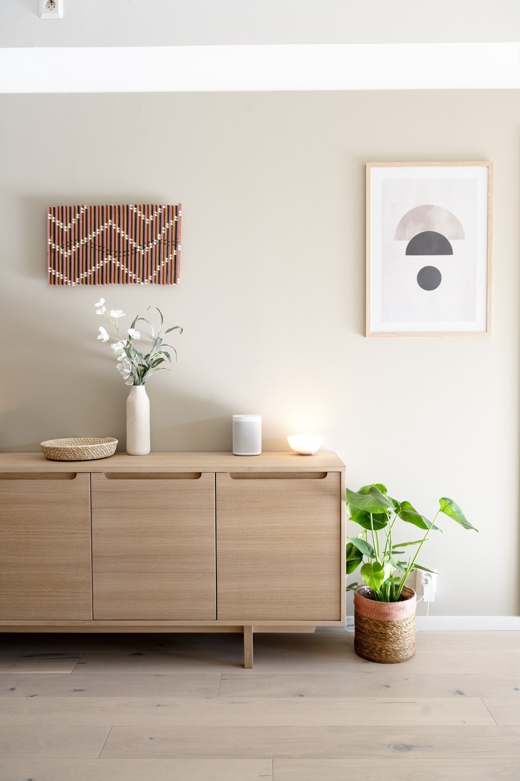 Boligen er oppvarmet med vannbåren gulvvarme i stue, på kjøkken og på begge baderommene Galleribilde