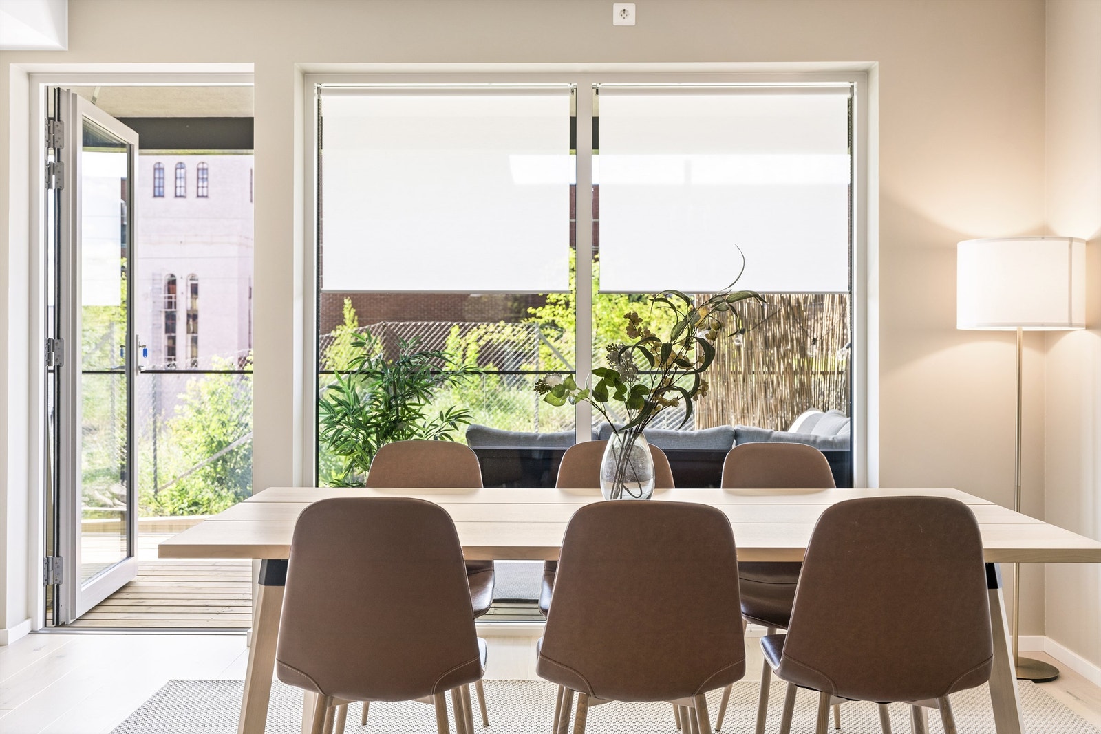 I fin tilknytning til kjøkkenet er det god plass til stor spisestue Galleribilde