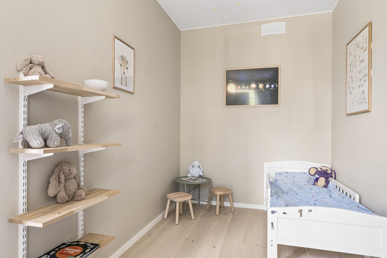 Rommet er selvsagt fleksibelt i bruk og passer like godt som både gjesterom og kontor Galleribilde