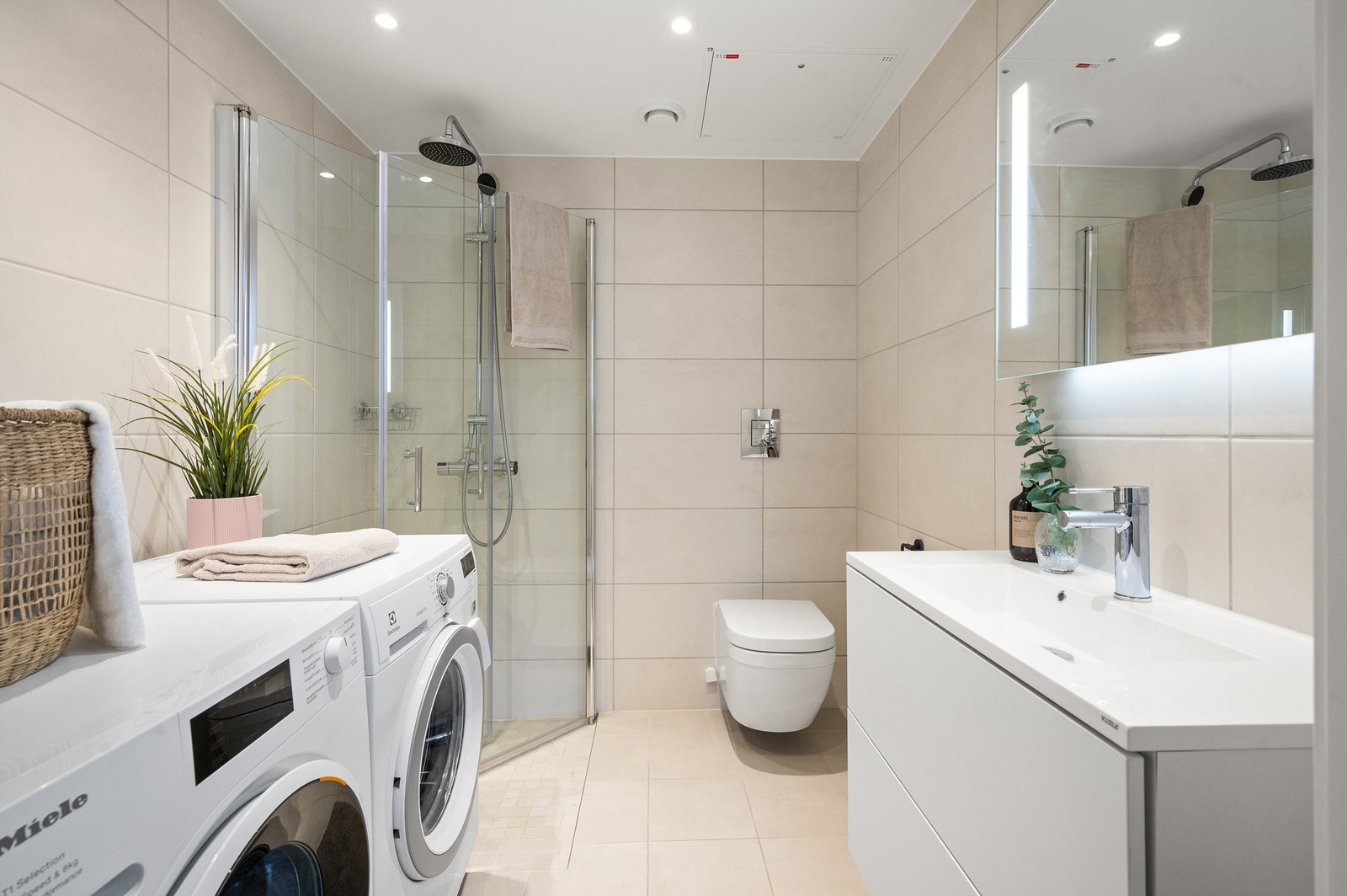 Praktisk med opplegg for både vaskemaskin og tørketrommel Galleribilde