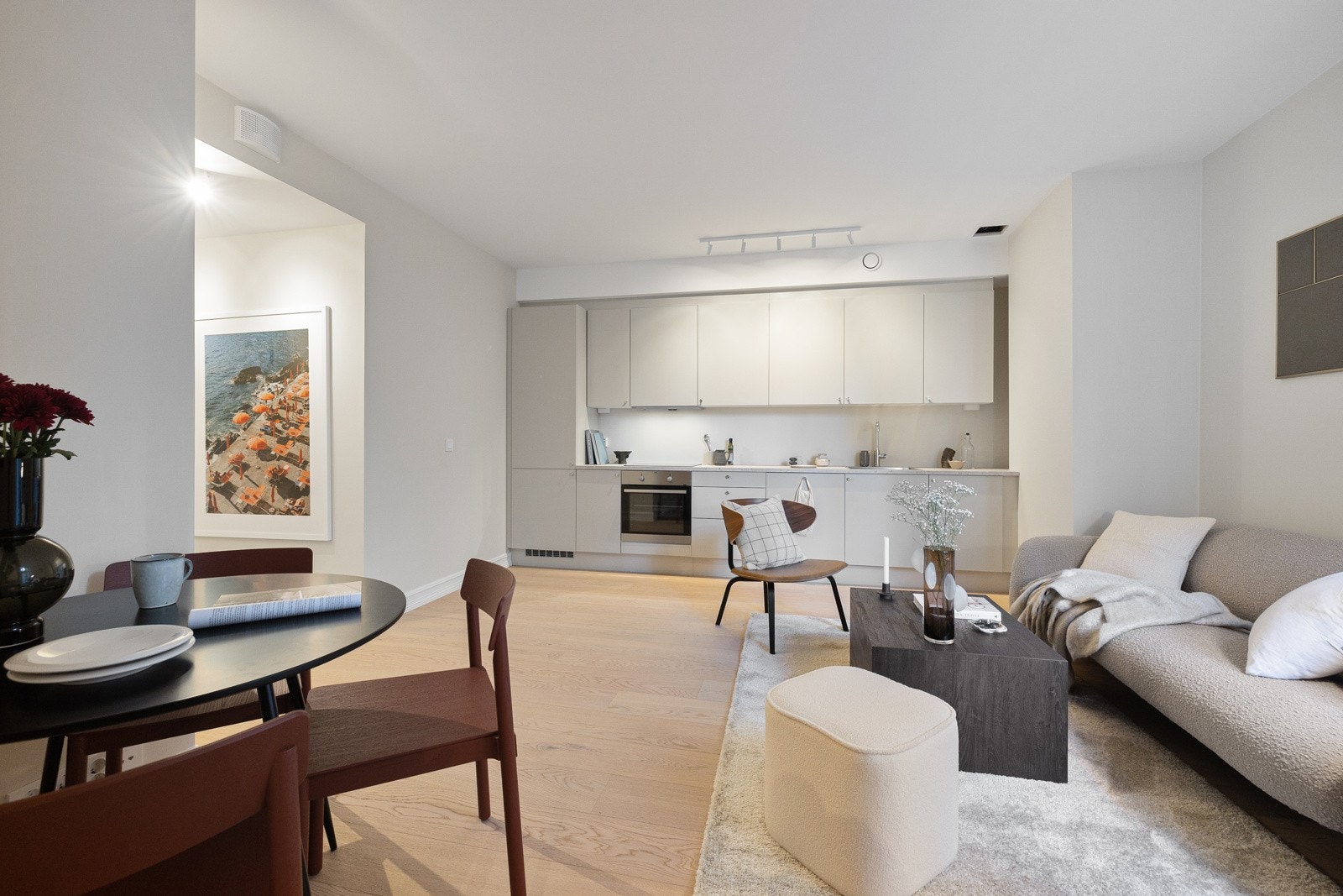 Leiligheten er malt i moderne farger og det er lagt lekkert herdet tregulv. Galleribilde
