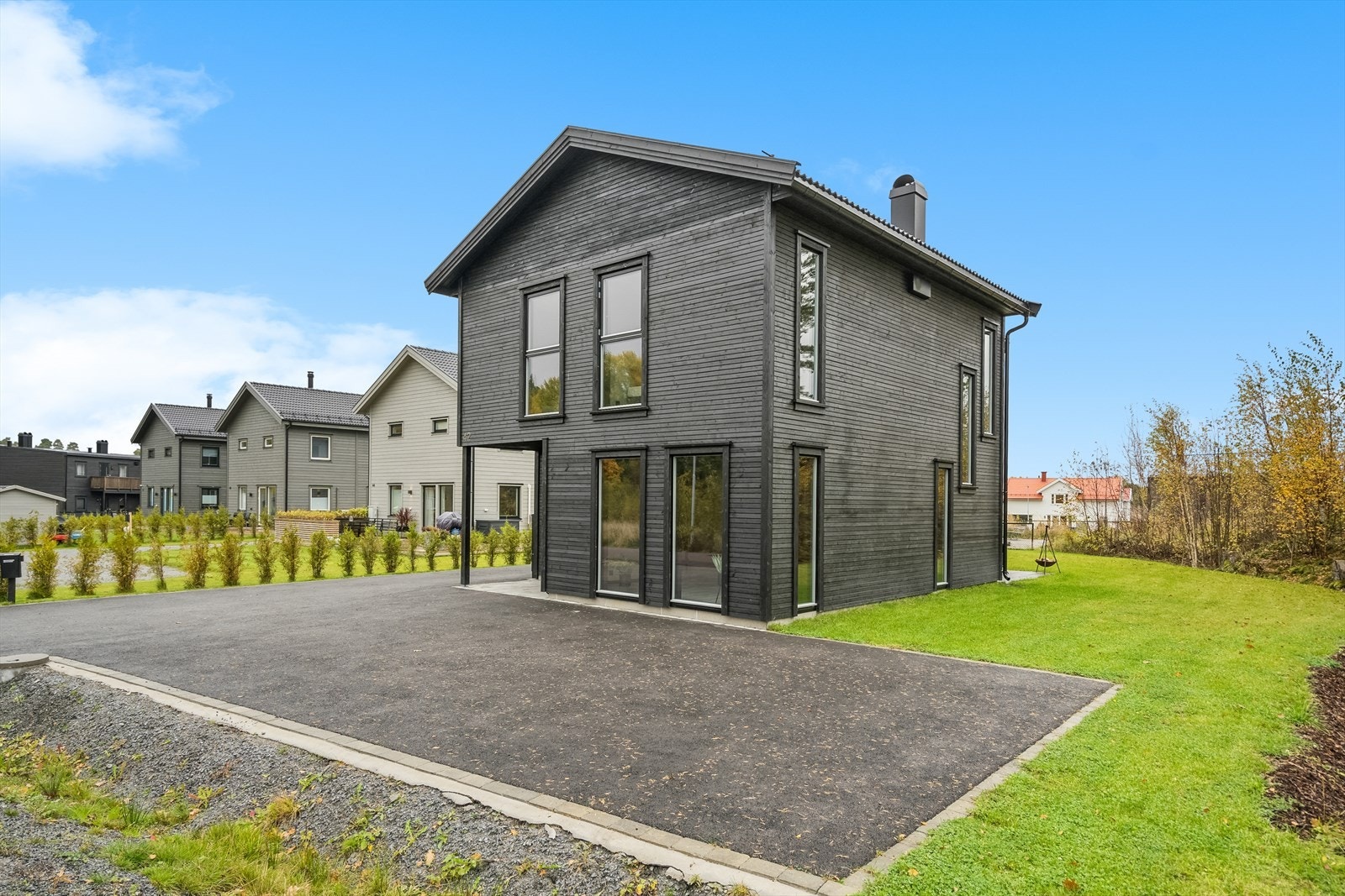 Eiendommen har en fin intern beliggenhet med grense til
friområde og lekeplass Galleribilde