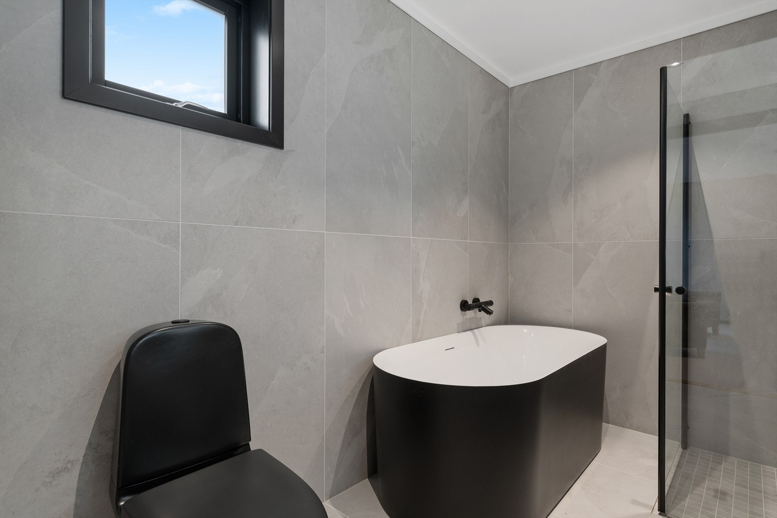 Flott flislagt bad i 2.etg. Her finnes både dusjnisje og badekar. Galleribilde