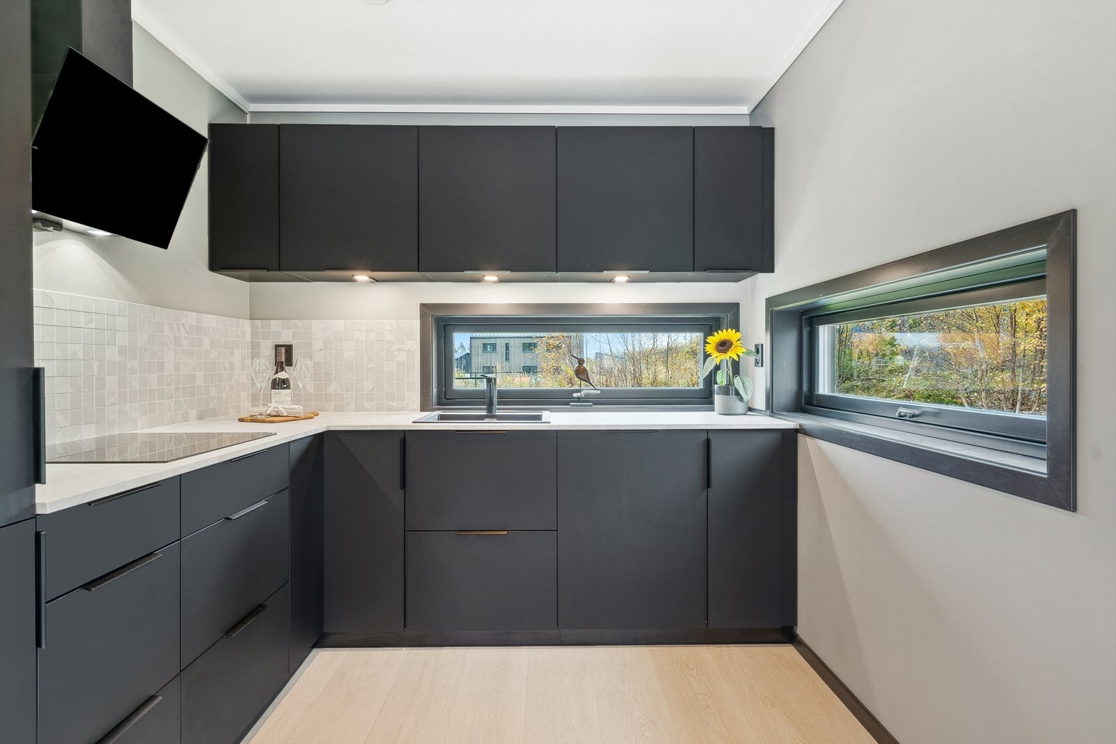 Stilig kjøkken med godt med skap og benkeplass Galleribilde