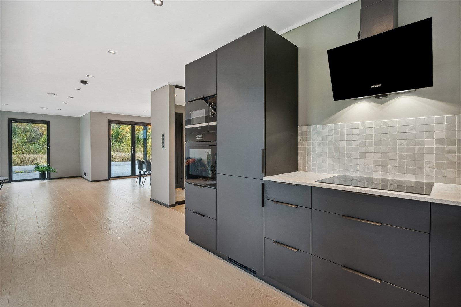 Kjøkken i åpen løsning med stuen Galleribilde