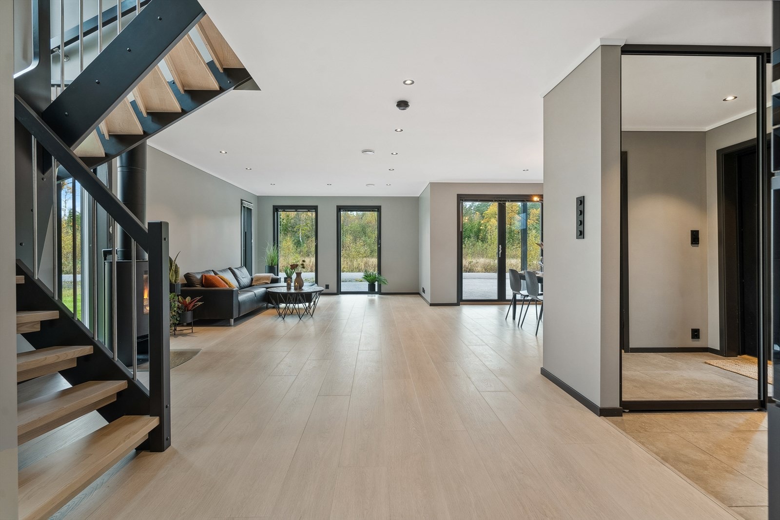 Stue sett fra kjøkken Galleribilde