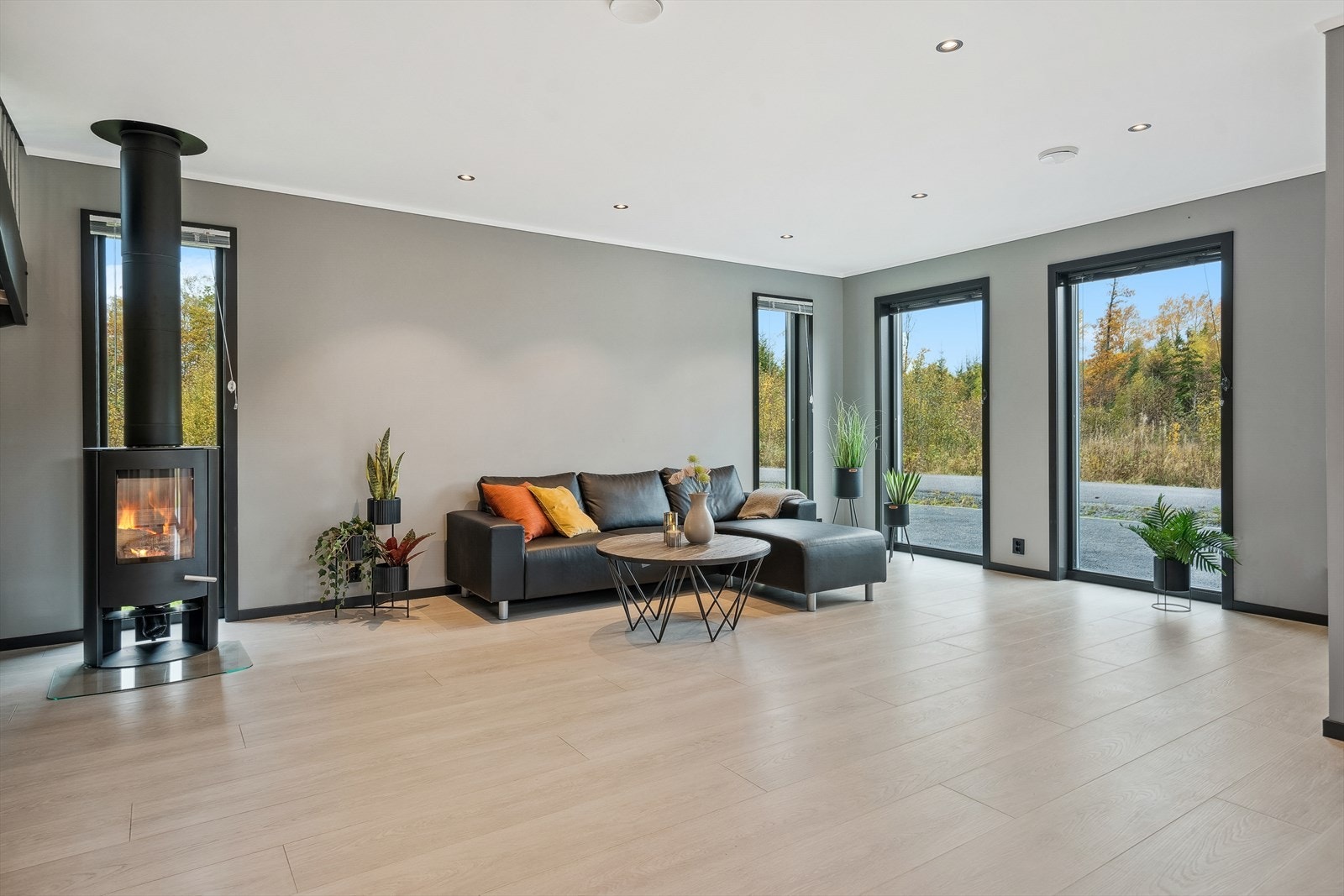 Stuen er av god størrelse og har store vinduer som gir mye lys inn Galleribilde