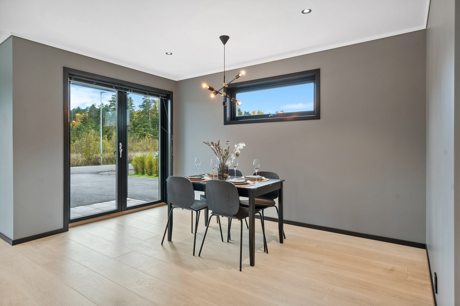 Det er god plass til spisebord i stuen Galleribilde