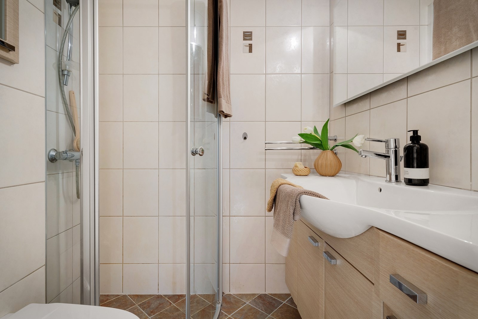 - Badet er helfliset og måler 2,2 m² - Galleribilde