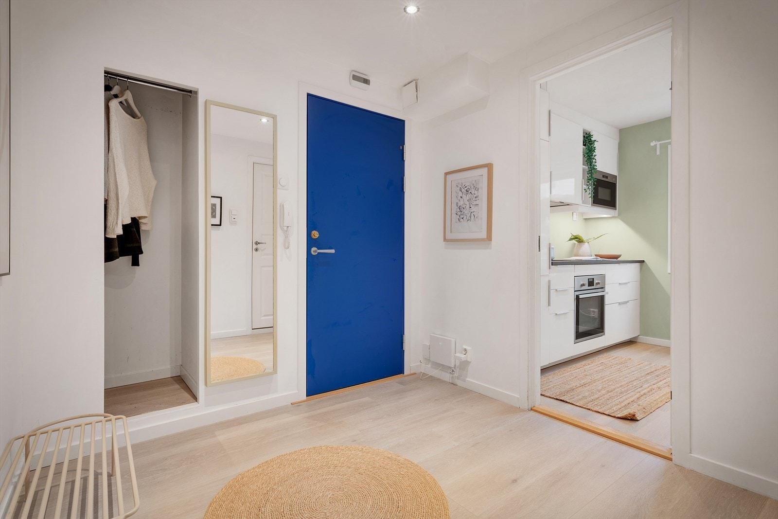 - Velkommen inn i en romslig entré på 5,9 m² med god plass til yttertøy - Galleribilde