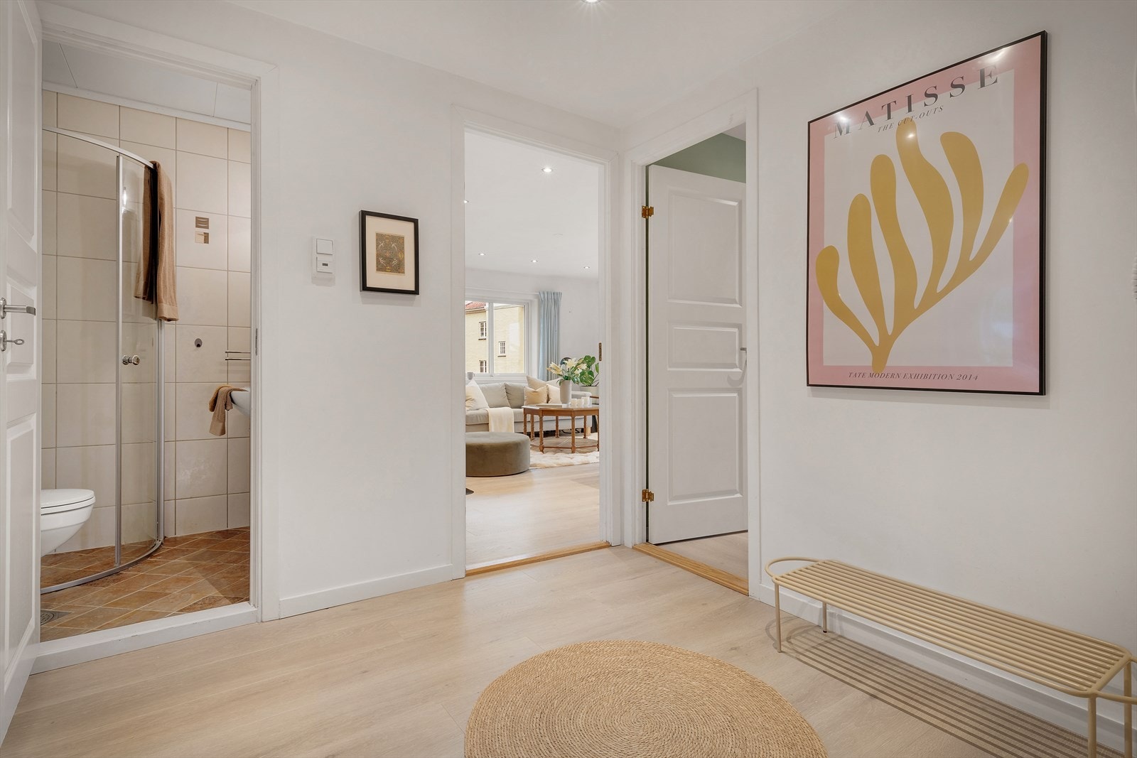 - Videre kommer vi til badet og entréen - Galleribilde