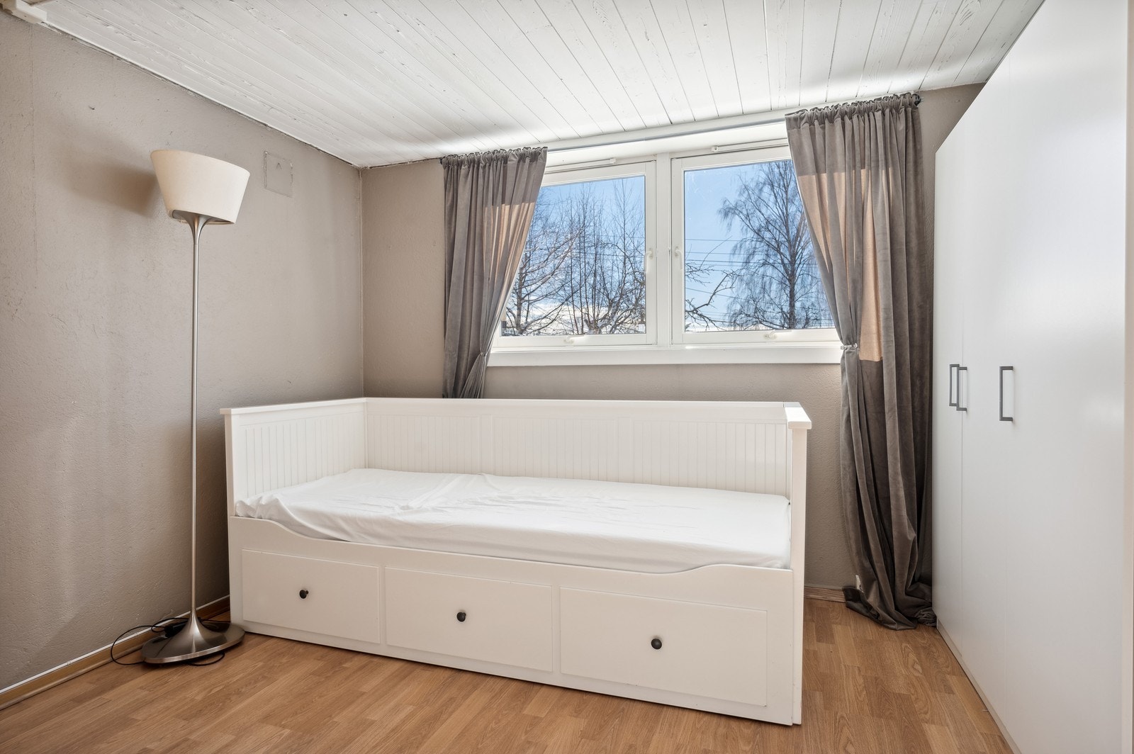 Stue med plass til seng og garderobe. Galleribilde