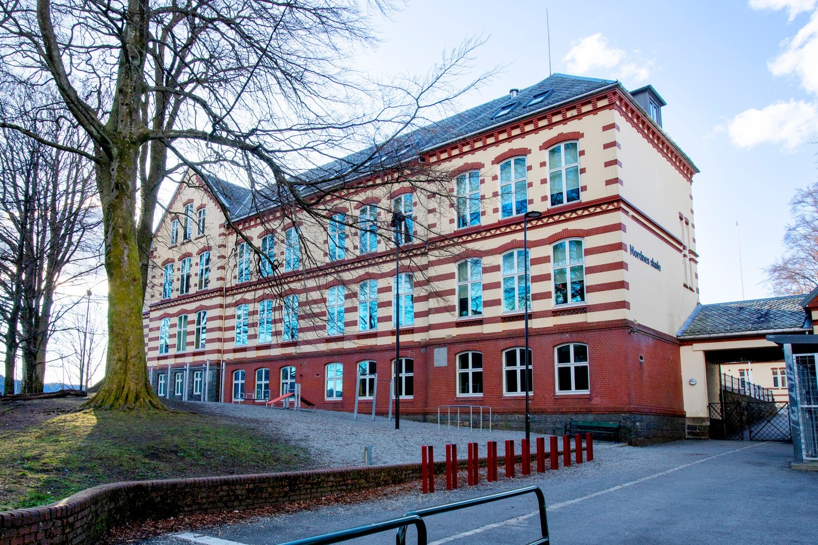 Nordnes skole er renovert i nyere tid. En prakfull skole omkranset av grøntområder, brosteinsbelagte gater, store trær og stier inn til Nordnesparken. Galleribilde