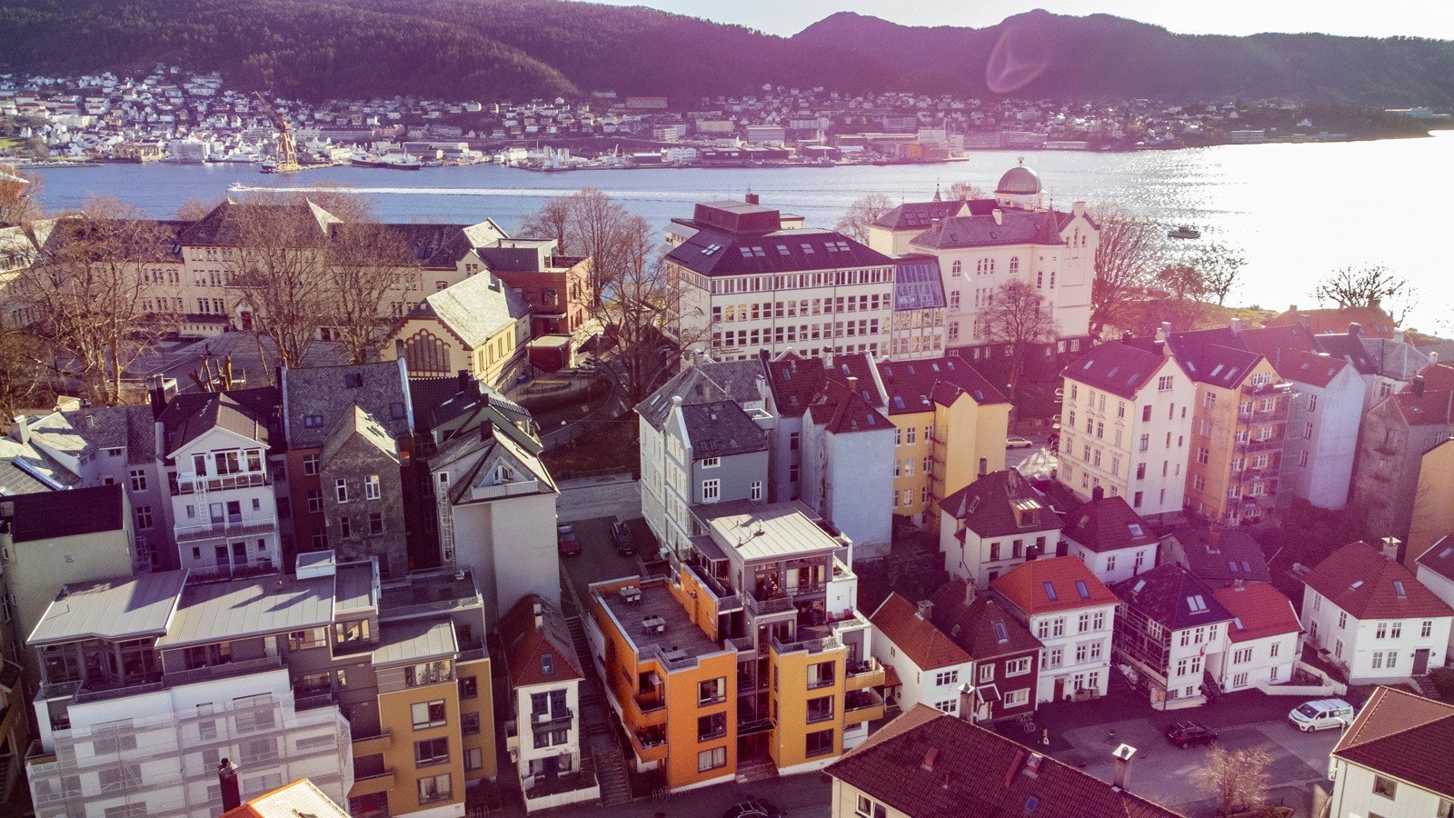 Det er svært barnevennlig på Nordnes. Rundt oss ligger Nordnes skole, Haugeveien barnehage, utallige lekeplasser, fotballbane og store grøntarealer. Galleribilde