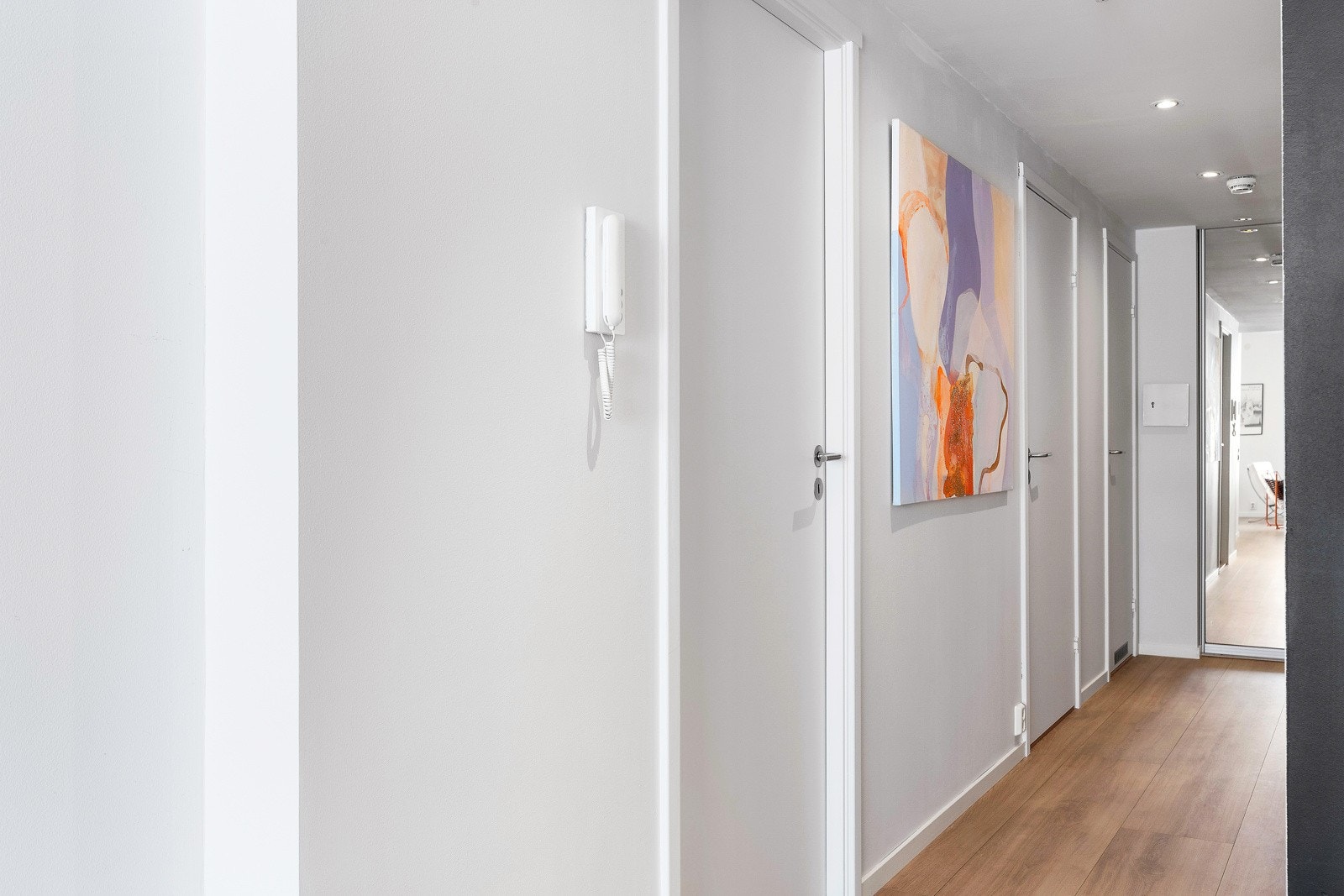 Lysmalt entré med innfelte spotlights med LED belysyning. Galleribilde