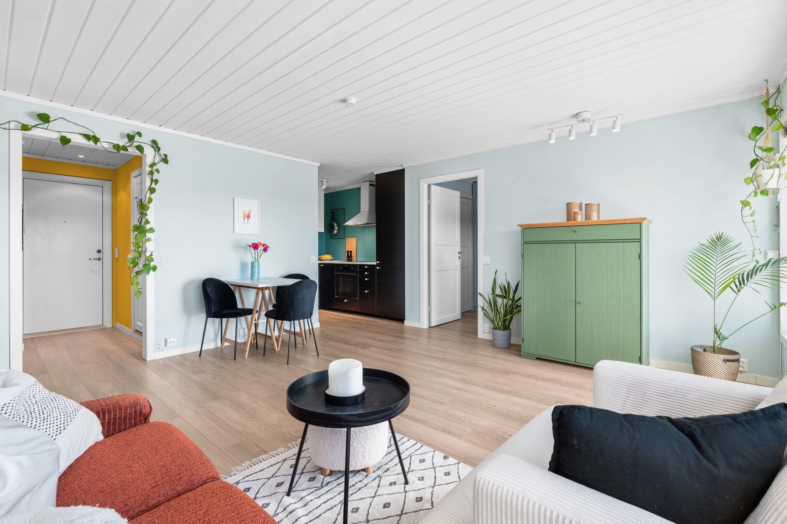 Innbydende stue med åpen kjøkkenløsning - nytt kjøkken fra 2018 Galleribilde