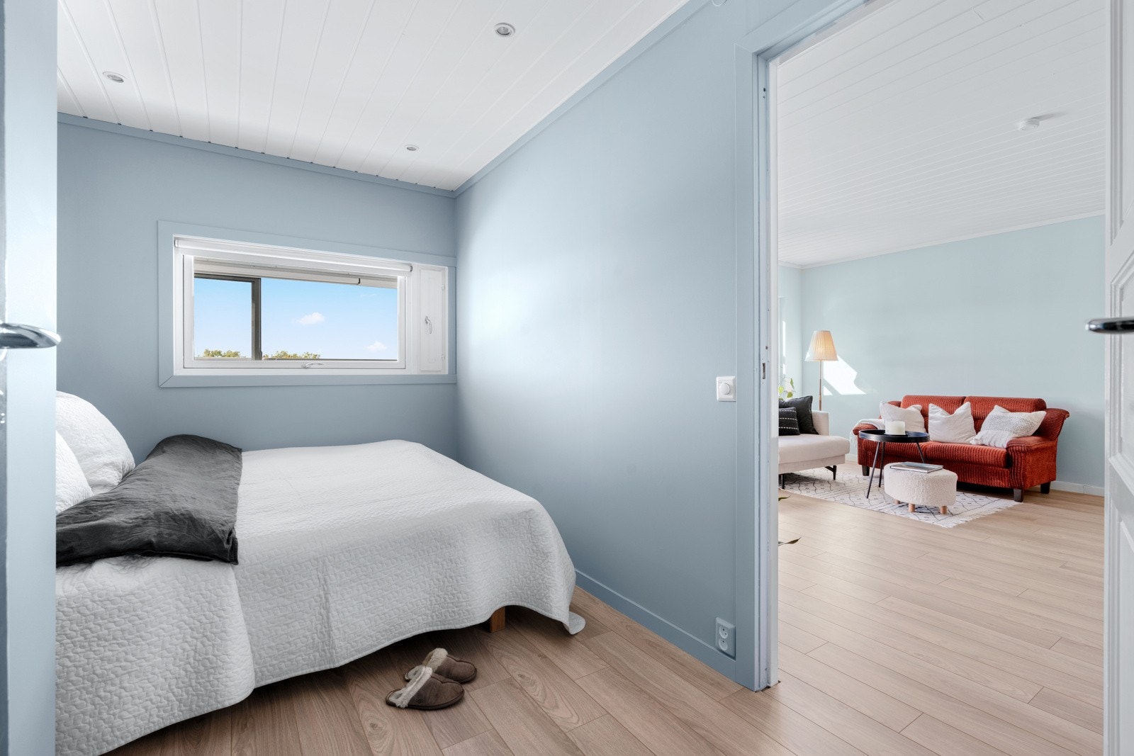 Soverommet ditt er et lyst og trivelig rom med downlights som gir en behagelig belysning og det er god plass for stor dobbeltseng Galleribilde