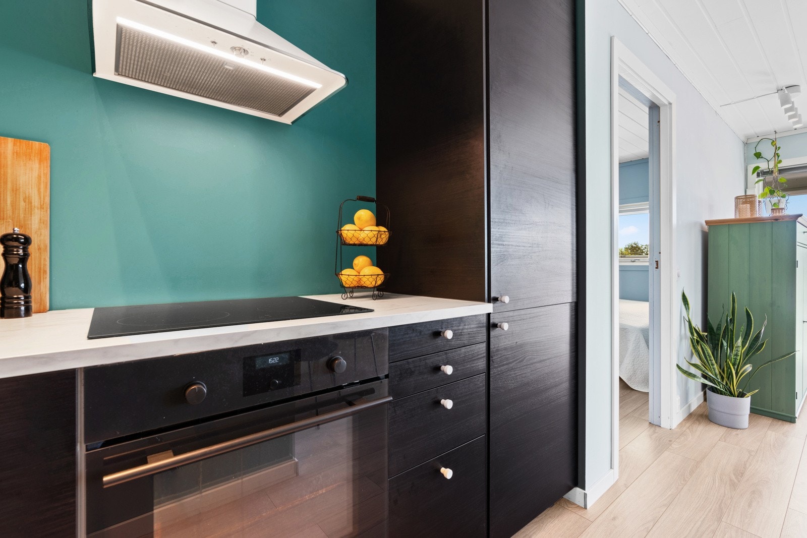 Kjøkkene har integrerte hvitevarer som platetopp, stekeovn, oppvaskmaskin og kjøl/fryseskap Galleribilde