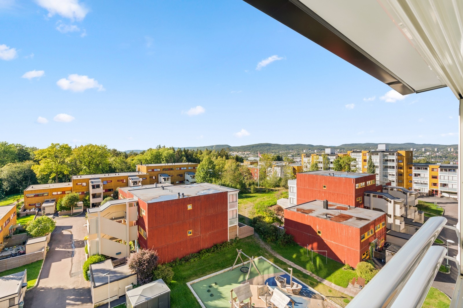 Vestvendt balkong med gode solforhold og flott utsikt Galleribilde