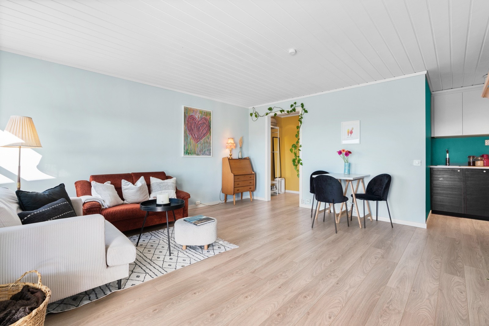 Leilighetens stue med åpen kjøkkenløsning er selve hjertet i boligen Galleribilde