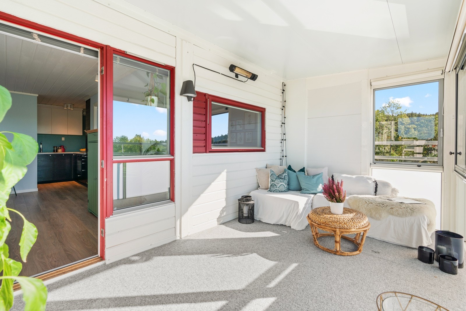 Balkongen er stor, og har et gulvareal på hele 10 kvm Galleribilde