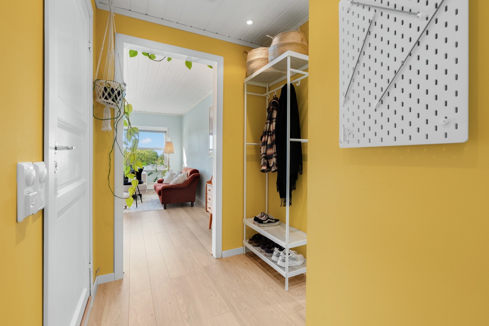 Her kommer du inn i en romslig entré med plass for garderobeskap Galleribilde