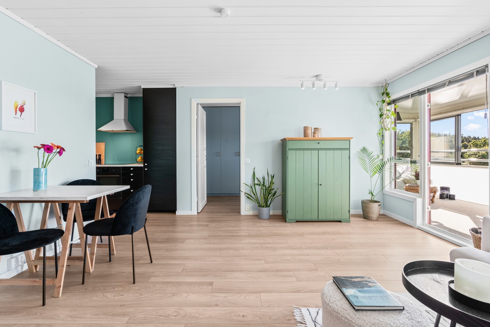 Her kan du enkelt innrede etter egne behov og ønsker, enten du vil ha en stor sofagruppe for filmkvelder eller et arbeidshjørne for hjemmekontor Galleribilde