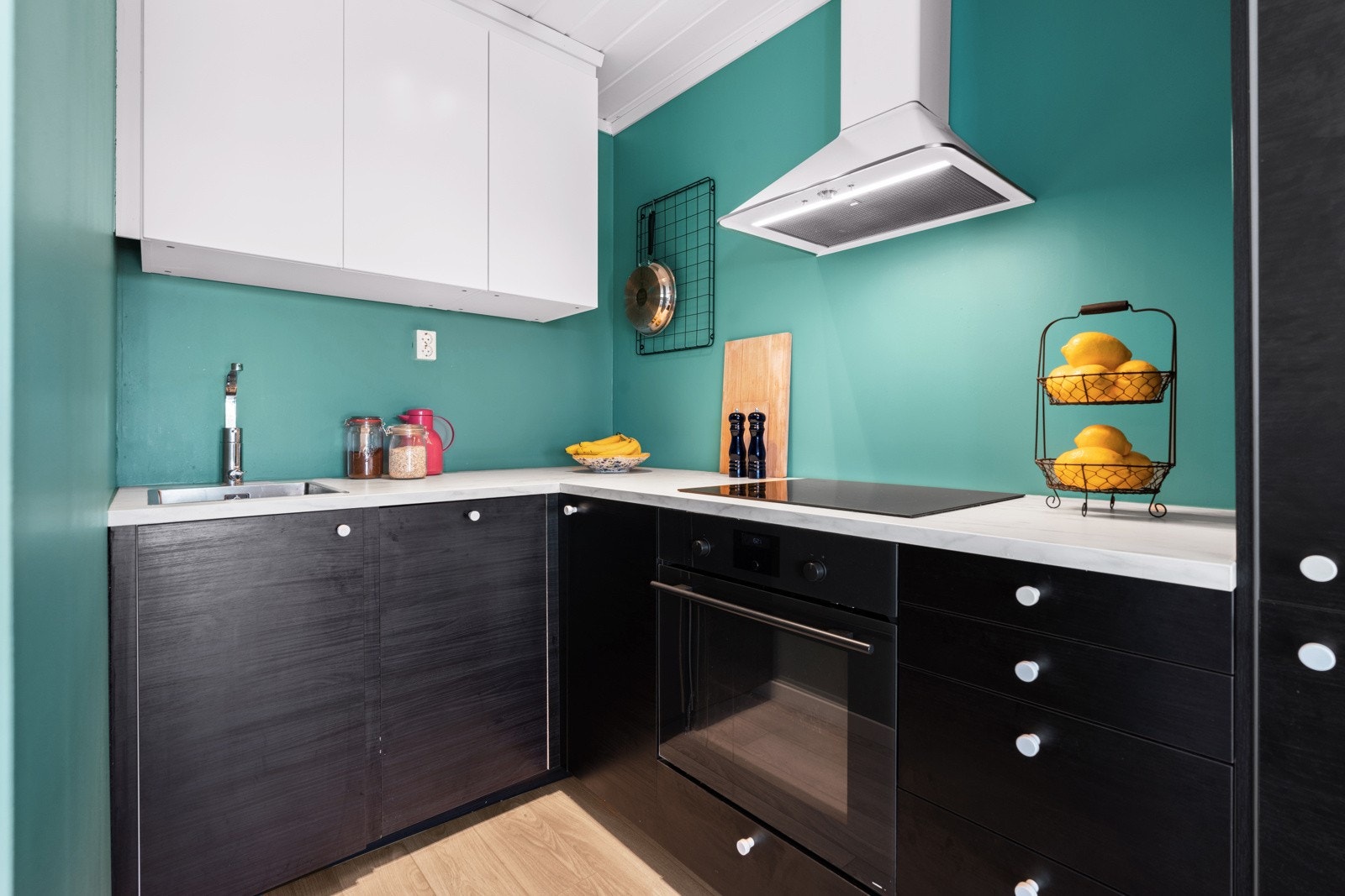 Kjøkkenet i leiligheten er fra 2018 (IKEA) og har en moderne og åpen løsning mot stuen som gir et sosialt og luftig inntrykk Galleribilde