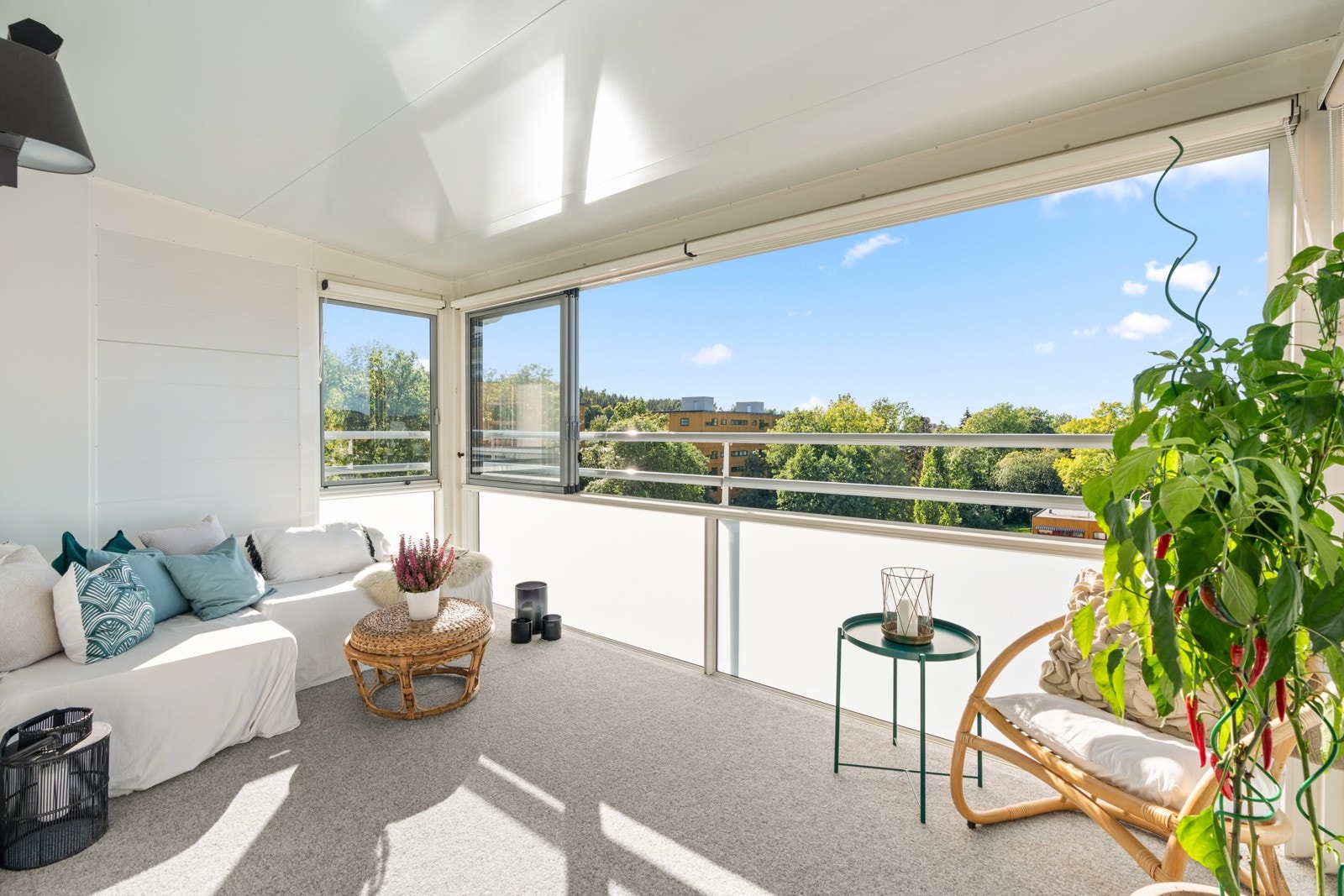 Gulvflaten gir plass til både utemøbler og plantekasser uten at det føles trangt Galleribilde