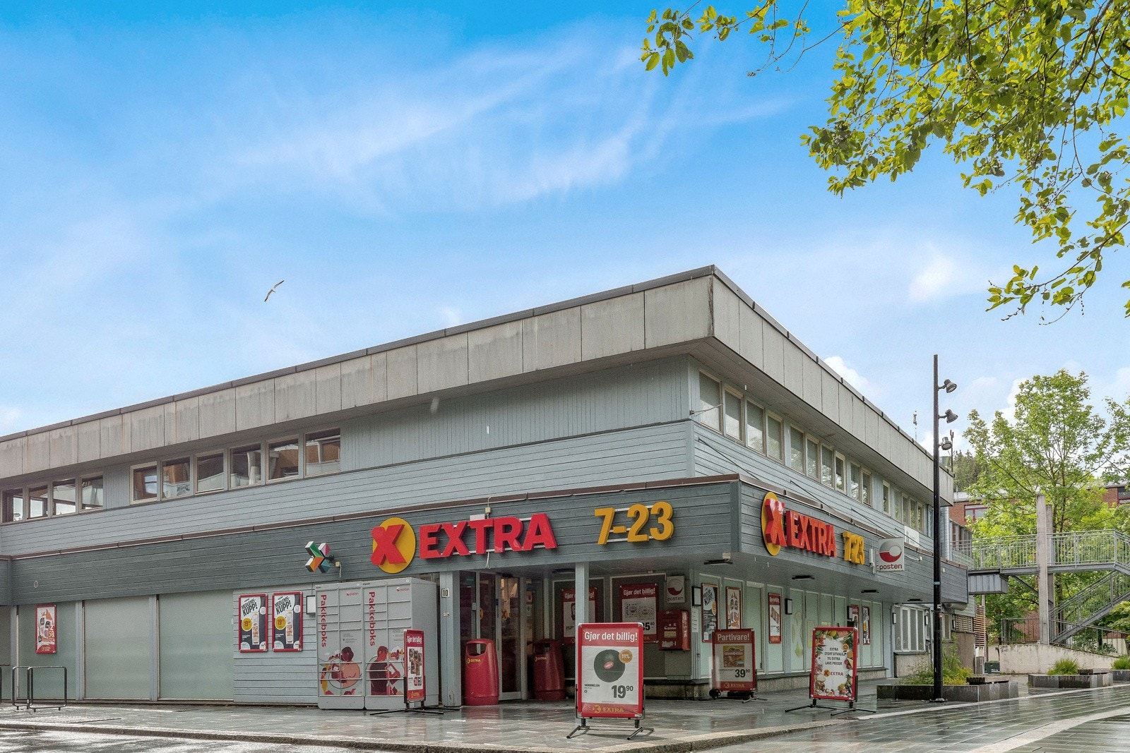 Dagligvarehandelen kan også enkelt gjøres på Coop Extra med post i Lindebergåsen, to borettslag nedenfor leiligheten Galleribilde