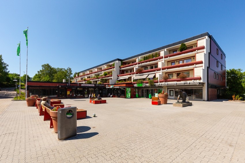 Det er kun 5 minutters gange til Lindeberg senter med blant annet matbutikk, frisør, apotek og legesenter. Her har du også buss og Lindeberg T-bane stasjon med linje 2 og avganger hvert 8. minutt Galleribilde