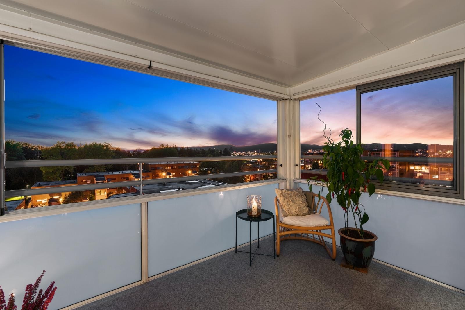 Balkongen er innglasset, noe som gjør at du kan bruke den store deler av året Galleribilde