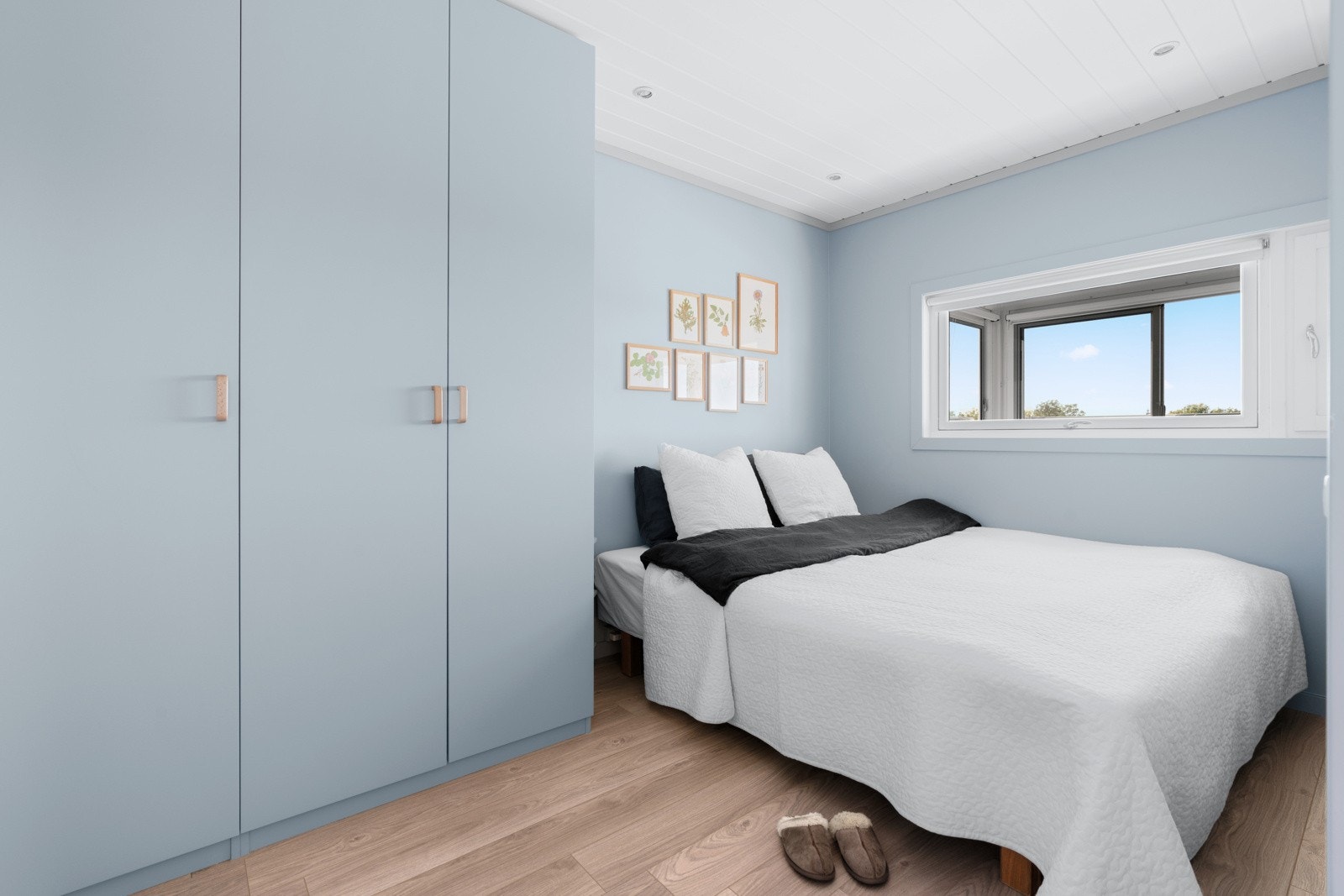 Soverommet ble malt i 2023 og har nyere laminatgulv på gulv fra 2018 - Medfølgende garderobeskap Galleribilde