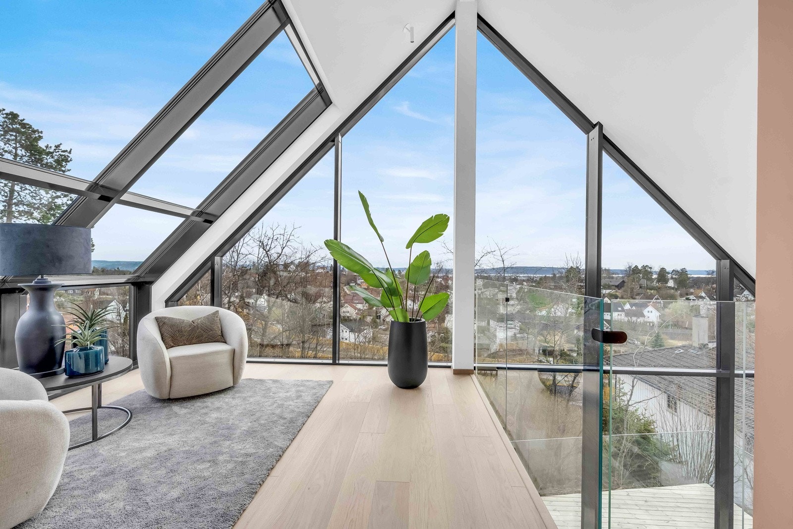 Høyt beliggende med fantastisk utsikt mot nærområde Galleribilde